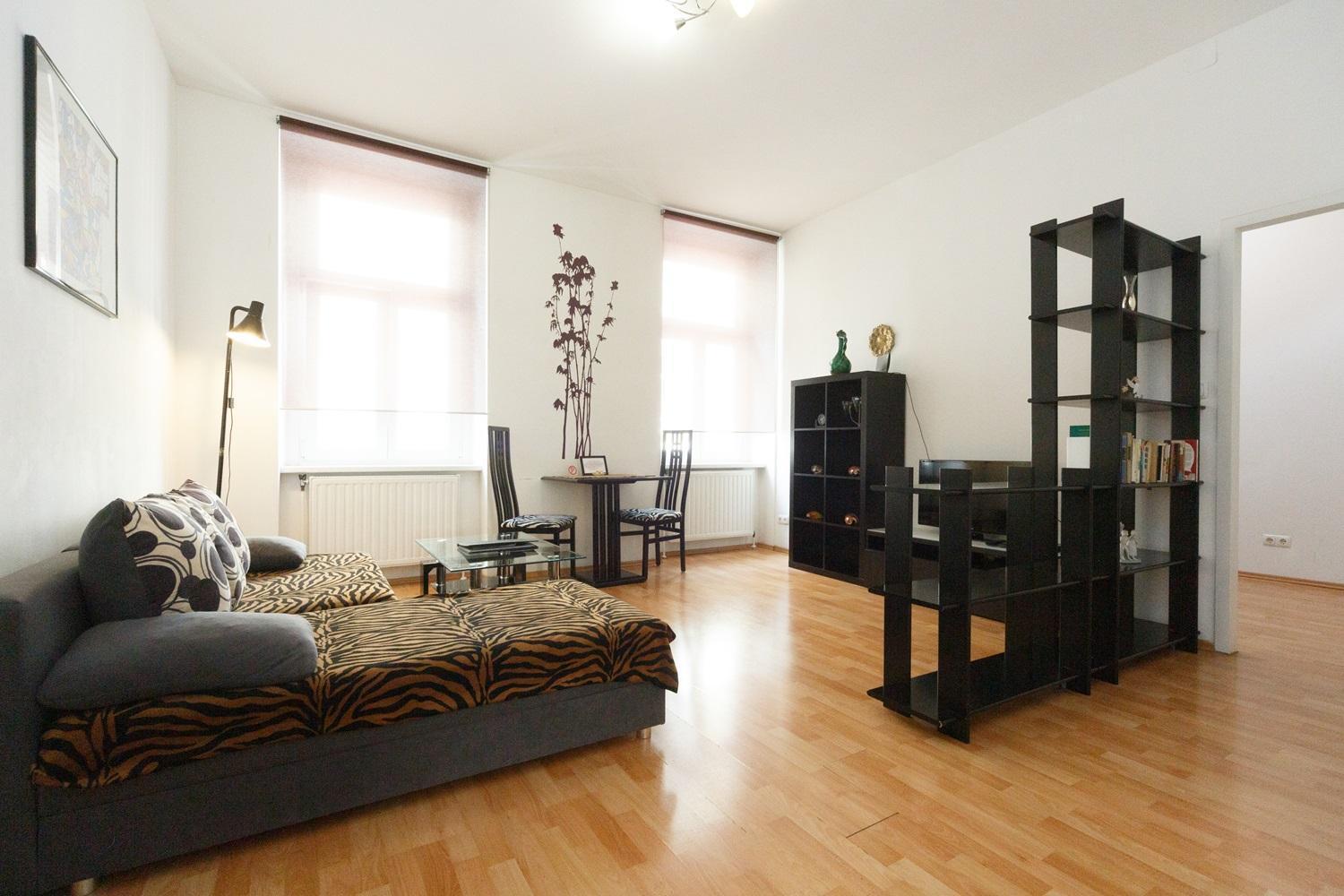In Near Schoenbrunn & Westbahnhof - Keyless Check-in Apartment *