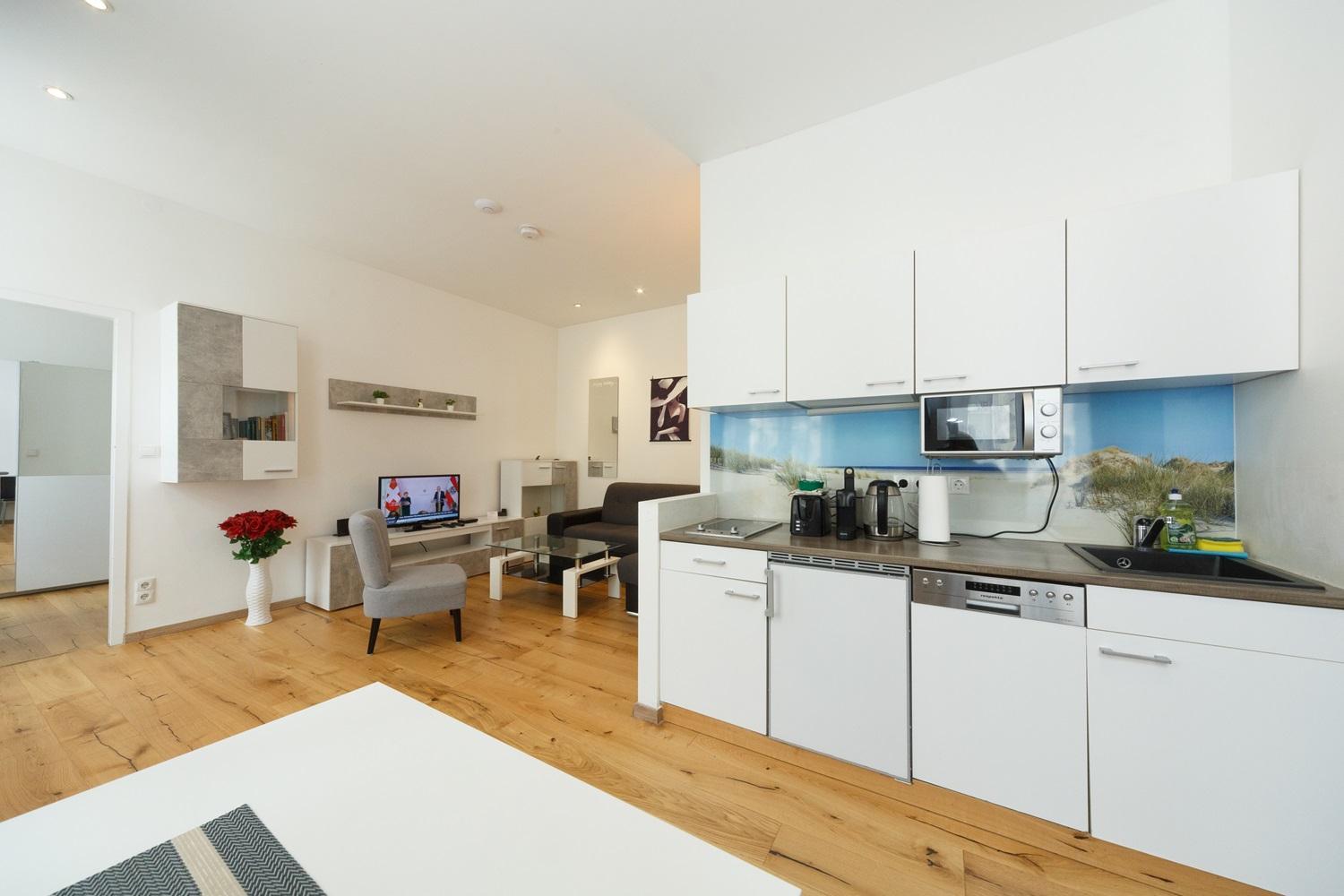 In Near Schoenbrunn & Westbahnhof - Keyless Check-in Apartment Vienna